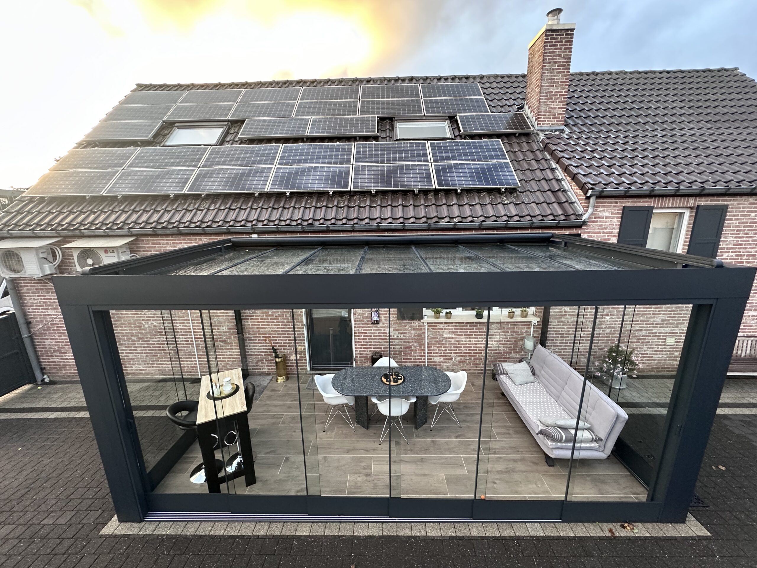 Lente onder glas: genieten van het eerste buitengevoel met glazen schuifwanden - Midesti