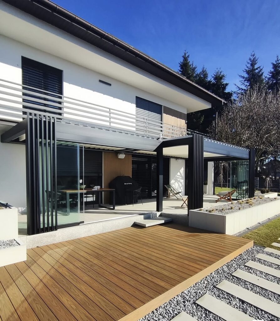 Midesti overkappingen en glazen schuifwanden