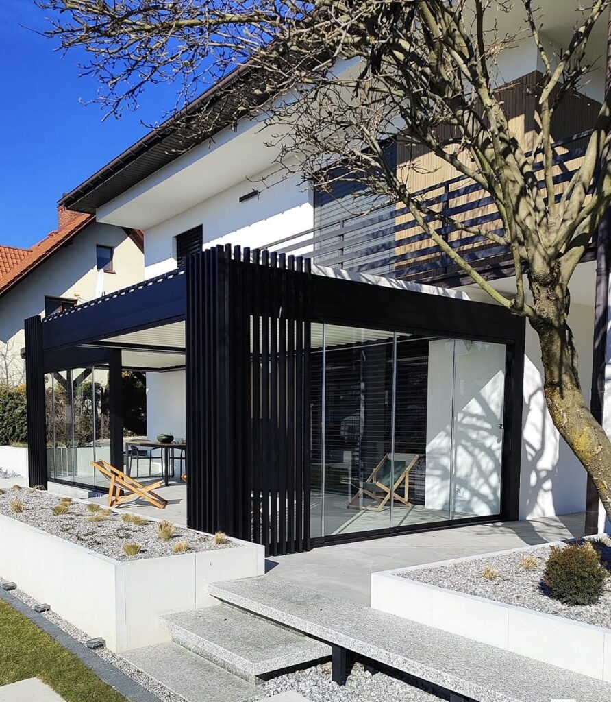 Midesti overkappingen en glazen schuifwanden