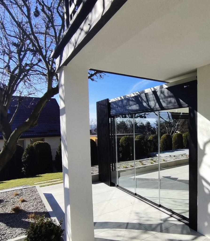 Midesti overkappingen en glazen schuifwanden