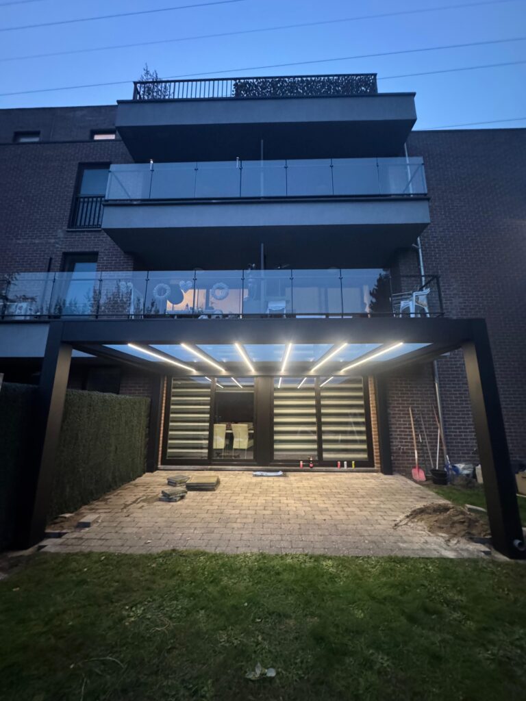 Midesti overkappingen en glazen schuifwanden